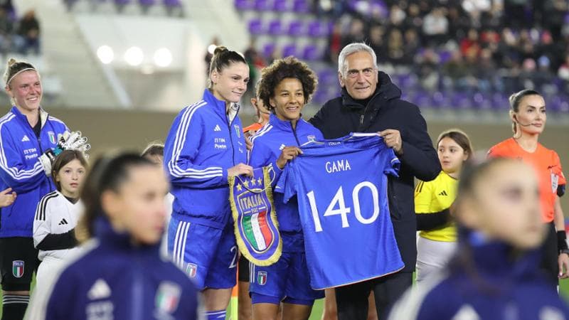 Sara Gama con la maglia celebrativa delle sue 140 gare in azzurro