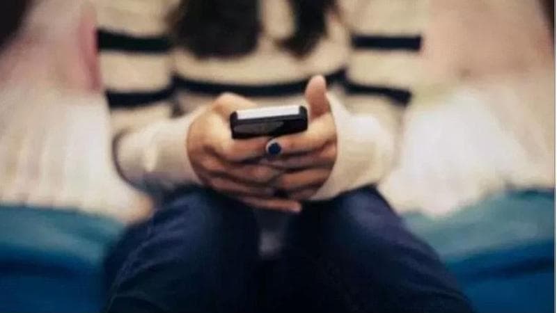 Padova, cyberbulla 17enne insulta e minaccia di morte in chat e sui social una sua coetanea: il questore la ammonisce