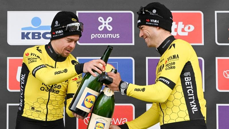 Jan Tratnik festeggia con Wout Van Aert