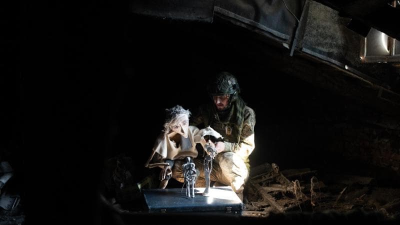 Un puparo nei bunker del Donetsk: le marionette di Valery come terapia per i soldati in guerra