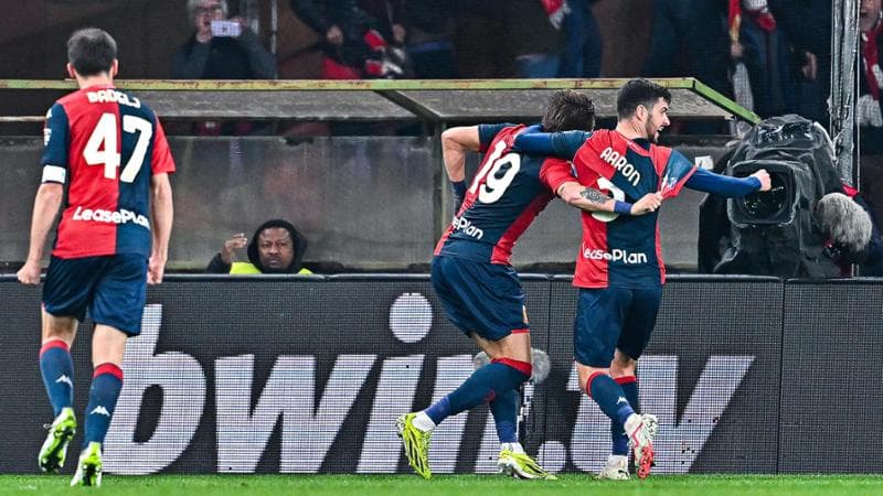 Il Genoa festeggia l'1-0 di Mateo Retegui