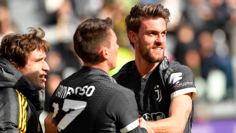 Rugani festeggiato dai compagni dopo il gol