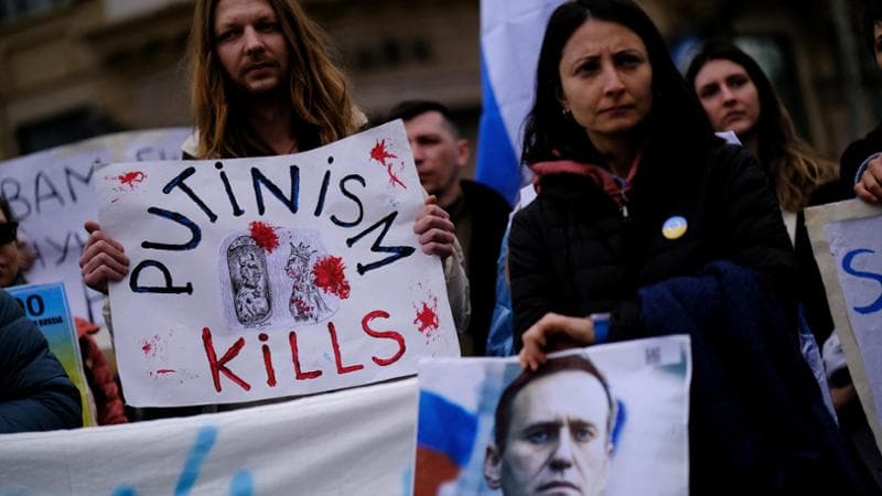 La scorta, il silenzio e il cimitero: le tre condizioni del Cremlino per il funerale di Navalny