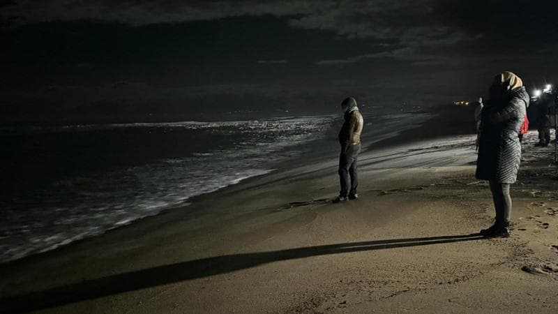 Naufragio di Cutro, nella notte canti e preghiere per ricordare la strage. I familiari: “Faremo una causa civile contro il governo”