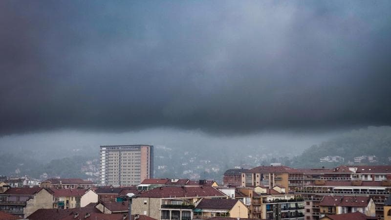 Previsioni meteo, settimana all’insegna delle piogge. Tanta neve sulle Alpi. Lo Scirocco fa schizzare le temperature