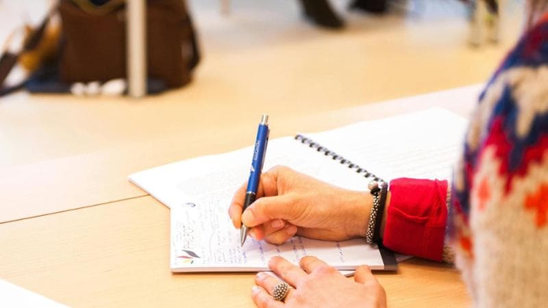 Gender gap, lui è “brillante”, lei solo “diligente” e “operosa”: così la carriera delle ricercatrici parte in salita
