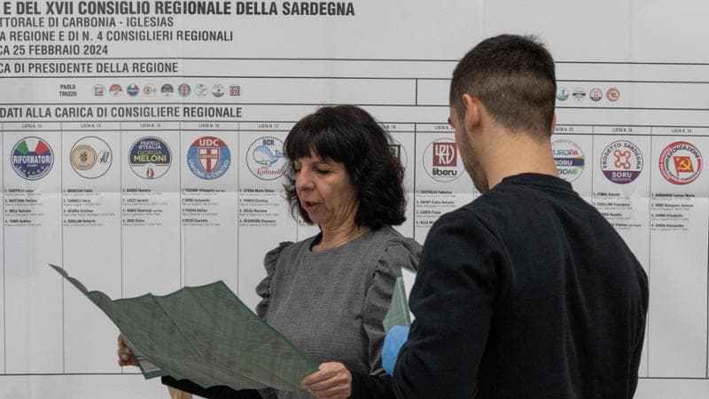 Spoglio a rilento in Sardegna: alle 18 scrutinata solo una sezione su due. Niente “tagliola”: si continuerà anche dopo le 19