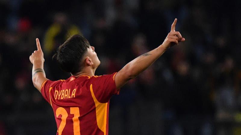 Paulo Dybala esulta dopo il gol del 2 a 1