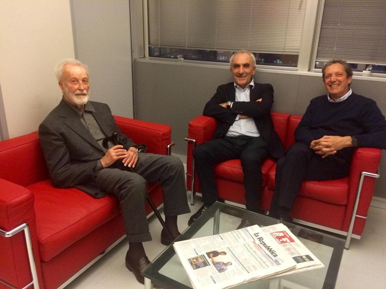 Ernesto Assante nella redazione di Repubblica con Eugenio Scalfari e Gino Castaldo