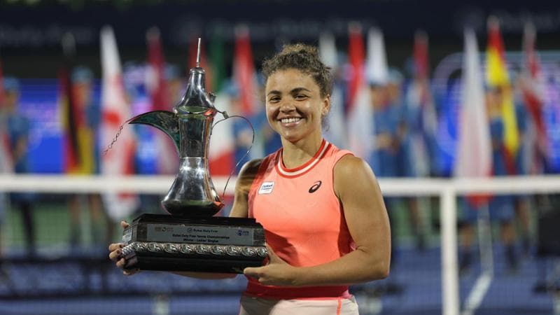 Jasmine Paolini con il trofeo vinto a Dubai