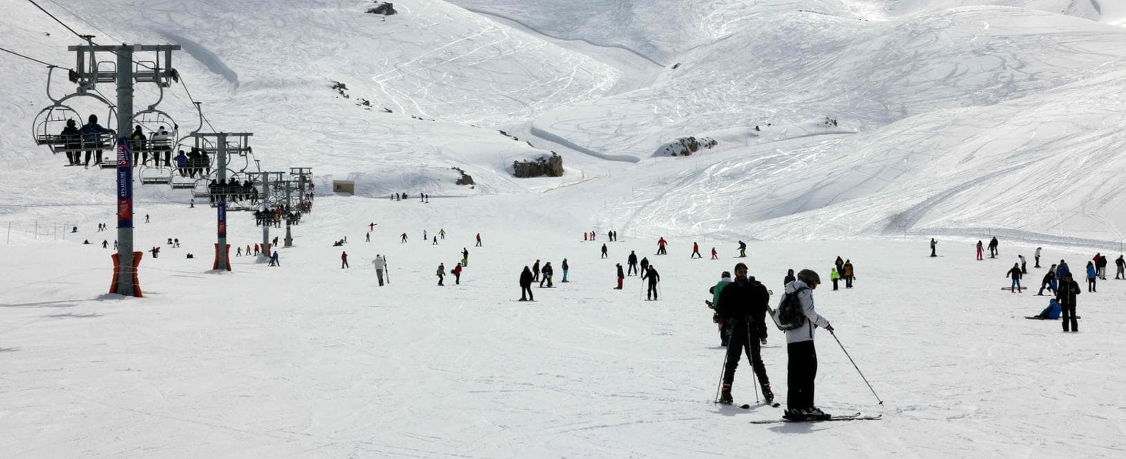 La fuga dalla guerra dei libanesi. Sulle piste di sci del resort più bello del Medio Oriente: “Qui riusciamo a non pensarci”