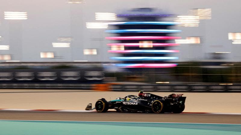 Hamilton in azione sul circuito di Sakhir