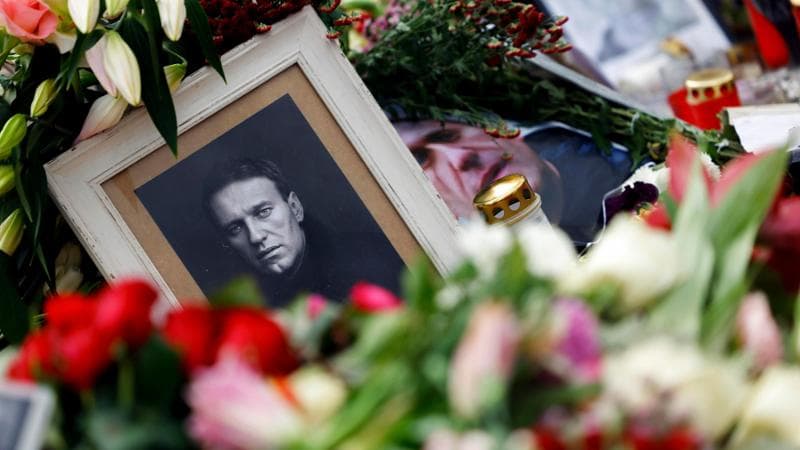 Berlino, fiori per Aleksej Navalny davanti all'ambasciata russa