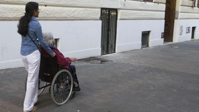 Il mini-bonus badanti copre solo 25 mila anziani fragili. “Serve un piano vero”