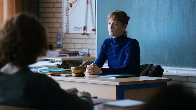 Carla Nowak, l’attrice Leonie Benesch, è un’appassionata insegnante al primo incarico nel film La sala professori di Ilker Çatak, candidato tedesco all’Oscar