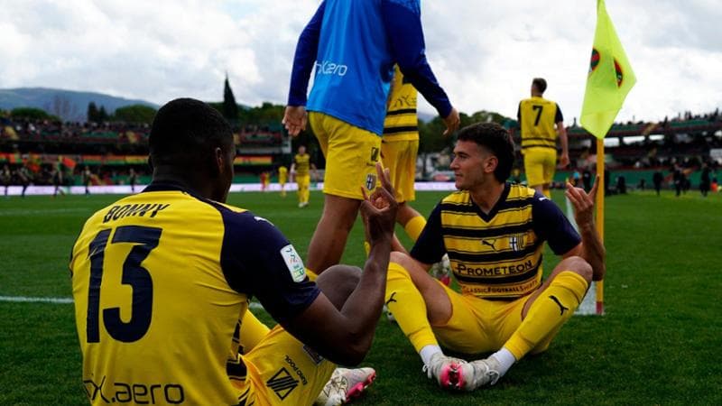 Una curiosa esultanza dei giocatori del Parma a Terni