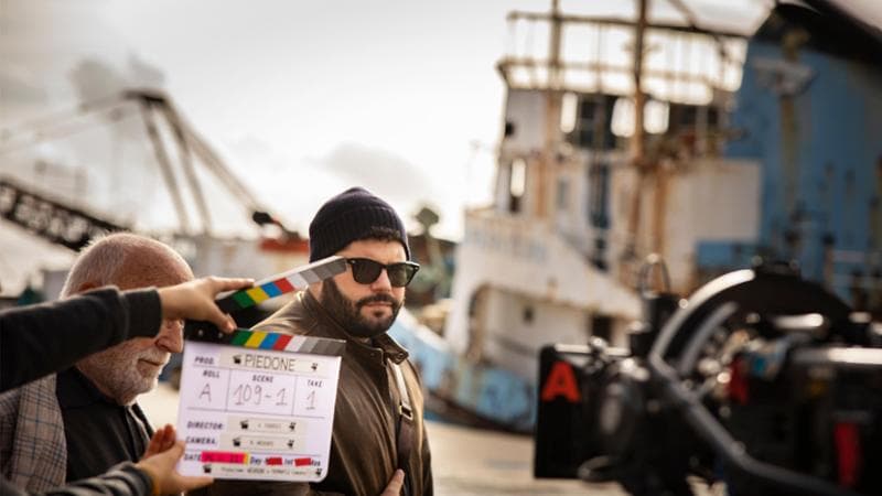Salvatore Esposito è il nuovo ‘Piedone’: sul set della serie che fa rivivere il cult di Bud Spencer