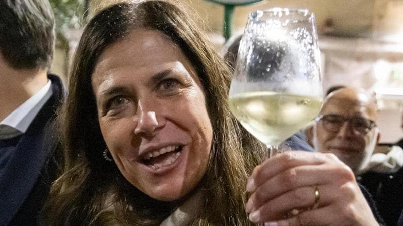Alessandra Todde brinda dopo il risultato elettorale