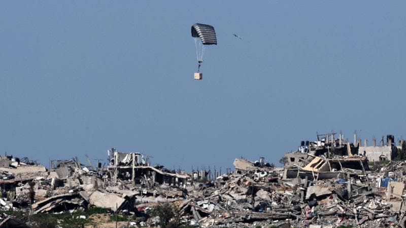 Diario da Gaza / Il gioco macabro per il cibo: ci costringono alla lotta e solo i forti alla fine mangiano