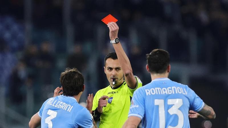 L'arbitro Di Bello mostra il rosso a Pellegrini
