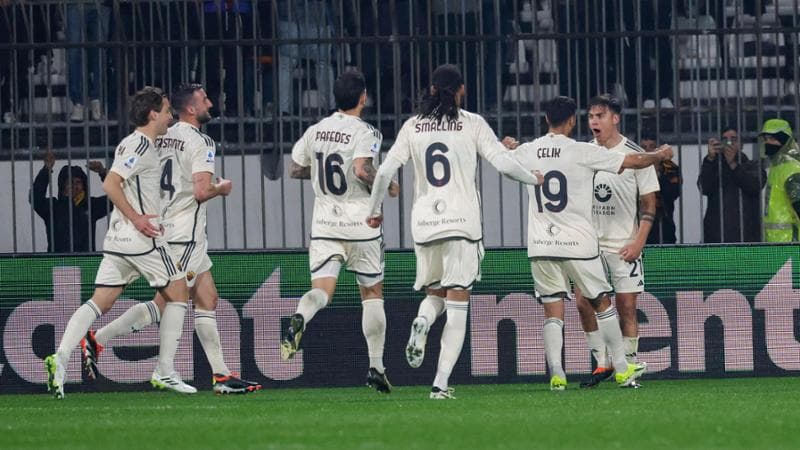 Dybala esulta dopo la sua rete su punizione