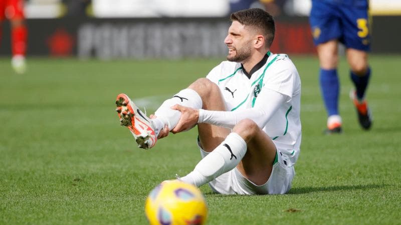 Berardi a terra dopo l'infortunio