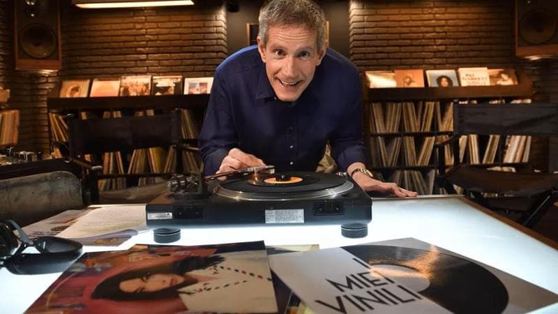 ‘I miei vinili’ di Riccardo Rossi, un po’ di tv sull’orlo magico del giradischi