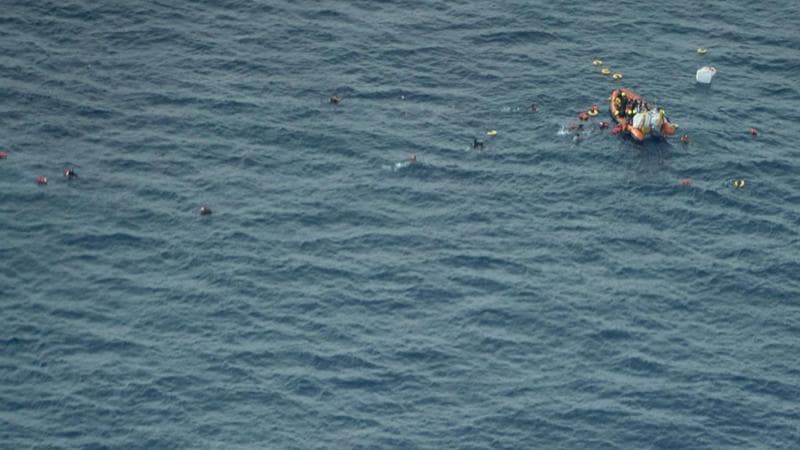 Migranti in mare, i libici sparano in acqua, almeno un morto. La Humanity 1 riesce a prendere a bordo 77 persone