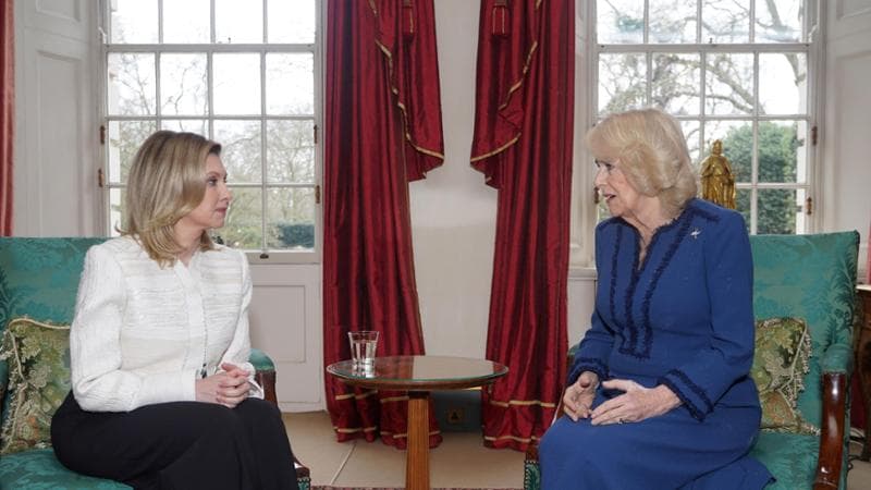 Troppo lavoro per Camilla: la regina prende una settimana di riposo