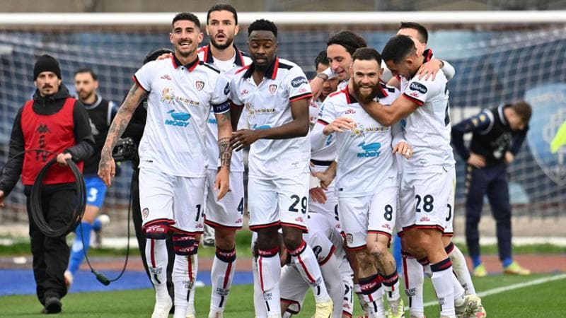 I giocatori del Cagliari esultano dopo il gol