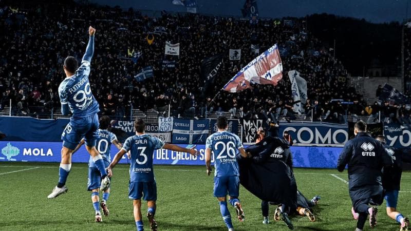 I giocatori del Como festeggiano dopo la vittoria in extremis sul Venezia