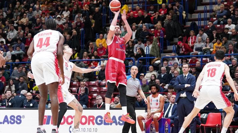 Olimpia Milano-Varese: nella foto ricci al tiro