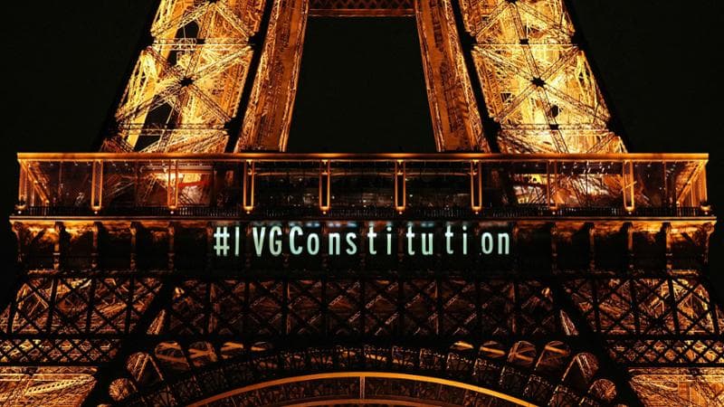 Parigi, 4 marzo: la scritta "Ivg Costituzione" sulla Torre Eiffel