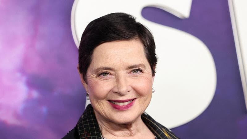 Isabella Rossellini e l’arte di invecchiare (bene): “Bisogna seguire quello che ci affascina. Per me sono la terra e gli animali”