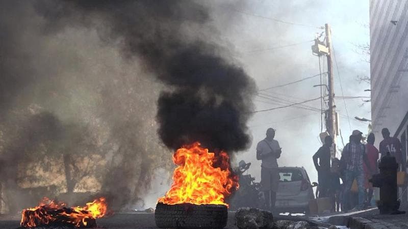 Inferno Haiti, assalti a carceri e aeroporto: l’isola in mano alle gang ora teme il colpo di Stato guidato dall’ex poliziotto “Barbecue”