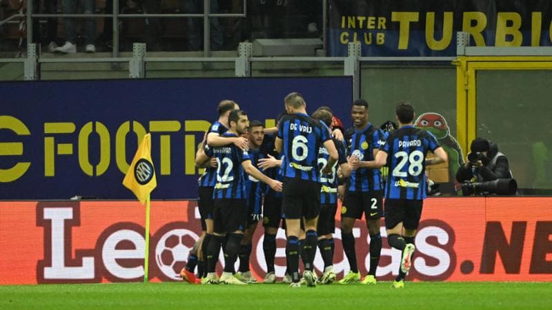 I giocatori dell'Inter esultano dopo il gol di Sanchez al Bologna