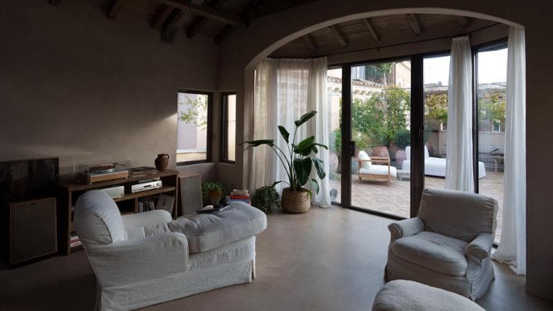 Una delle stanze della casa che fu di Italo Calvino e oggi è di Thom Yorke e Dajana Roncione. Foto di Luigi Narici