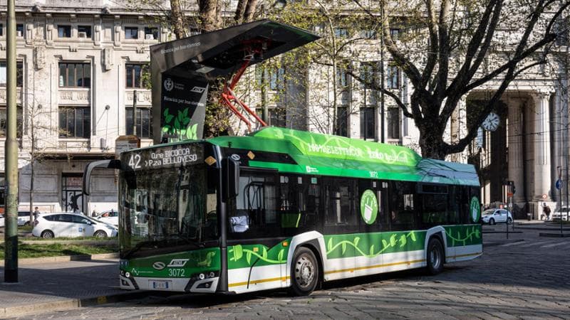 Milano, un autobus elettrico in ricarica