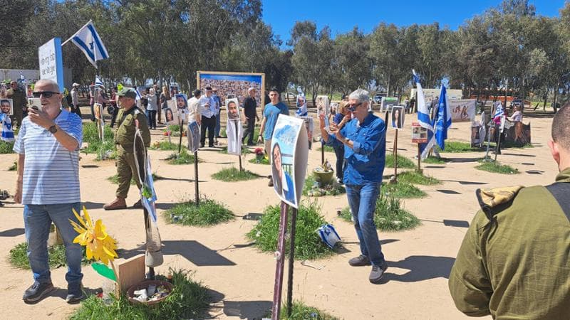 La memoria di Be’eri tra selfie e rovine: “Un giorno saremo di nuovo felici”