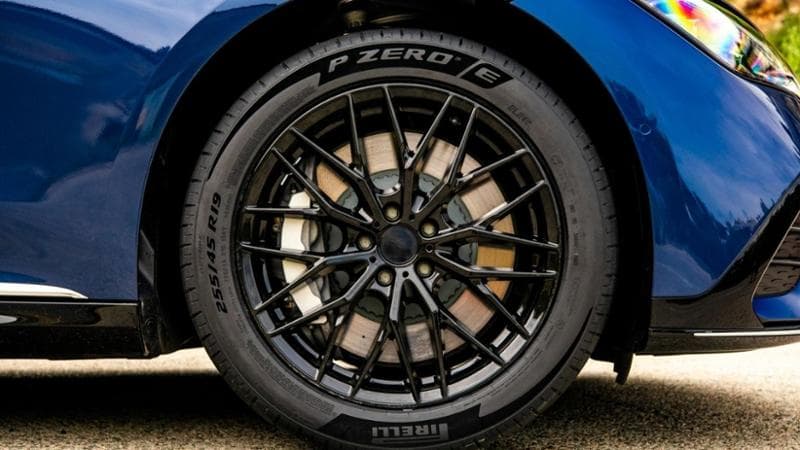 Pirelli, i conti 2023 battono i target ma scende il dividendo per gli azionisti