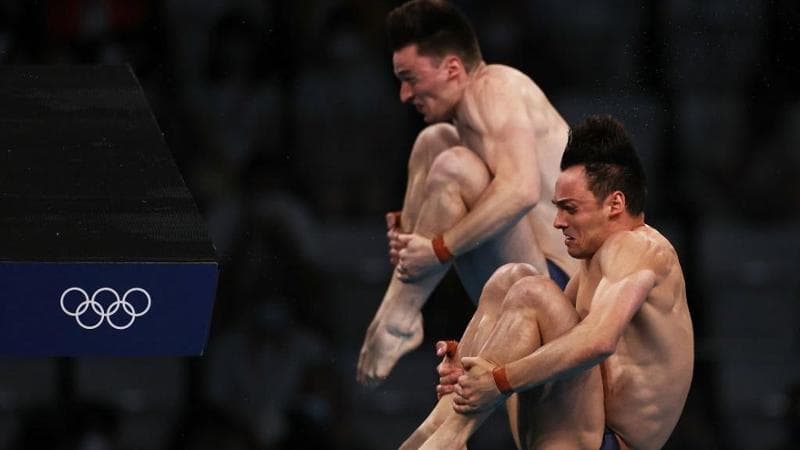 Matthew Lee, in secondo piano, e Tom Daley