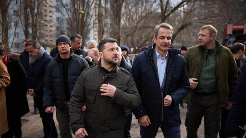 Ucraina, missili russi verso la Nato: sfiorato Zelensky in visita con il premier greco Mitsotakis