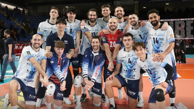 La festa della Vero Volley Monza per la vittoria a Civitanova (foto legavolley)