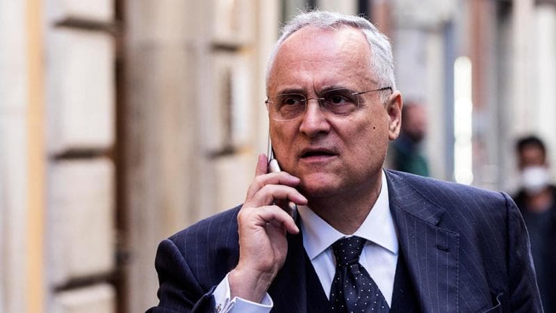 Lotito salva l’amico grillino passato a Forza Italia: la norma ad personam paralizza la commissione. L’opposizione: “Vergogna”