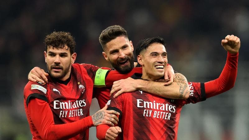 Reijnders festeggiato da Giroud e Theo Hernandez dopo il gol