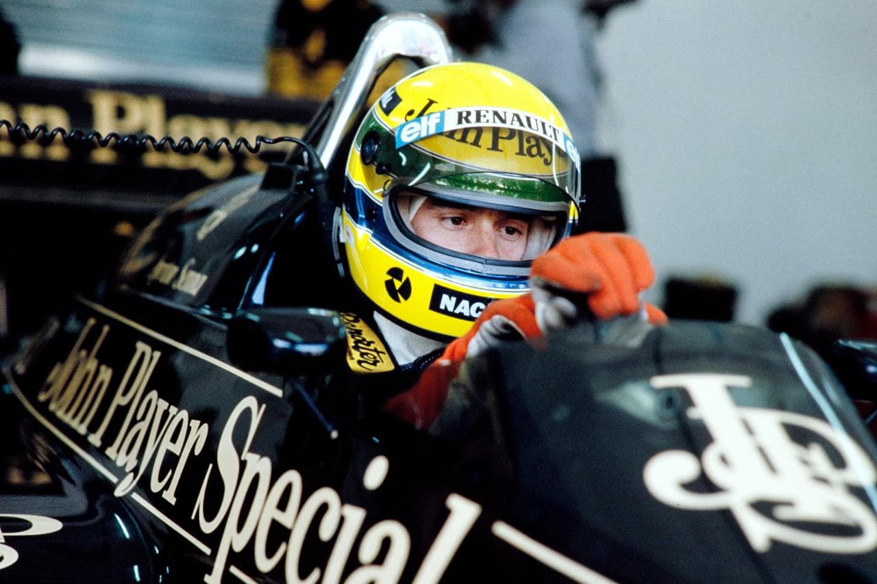 Ayrton Senna sulla sua Lotus nel 1986
