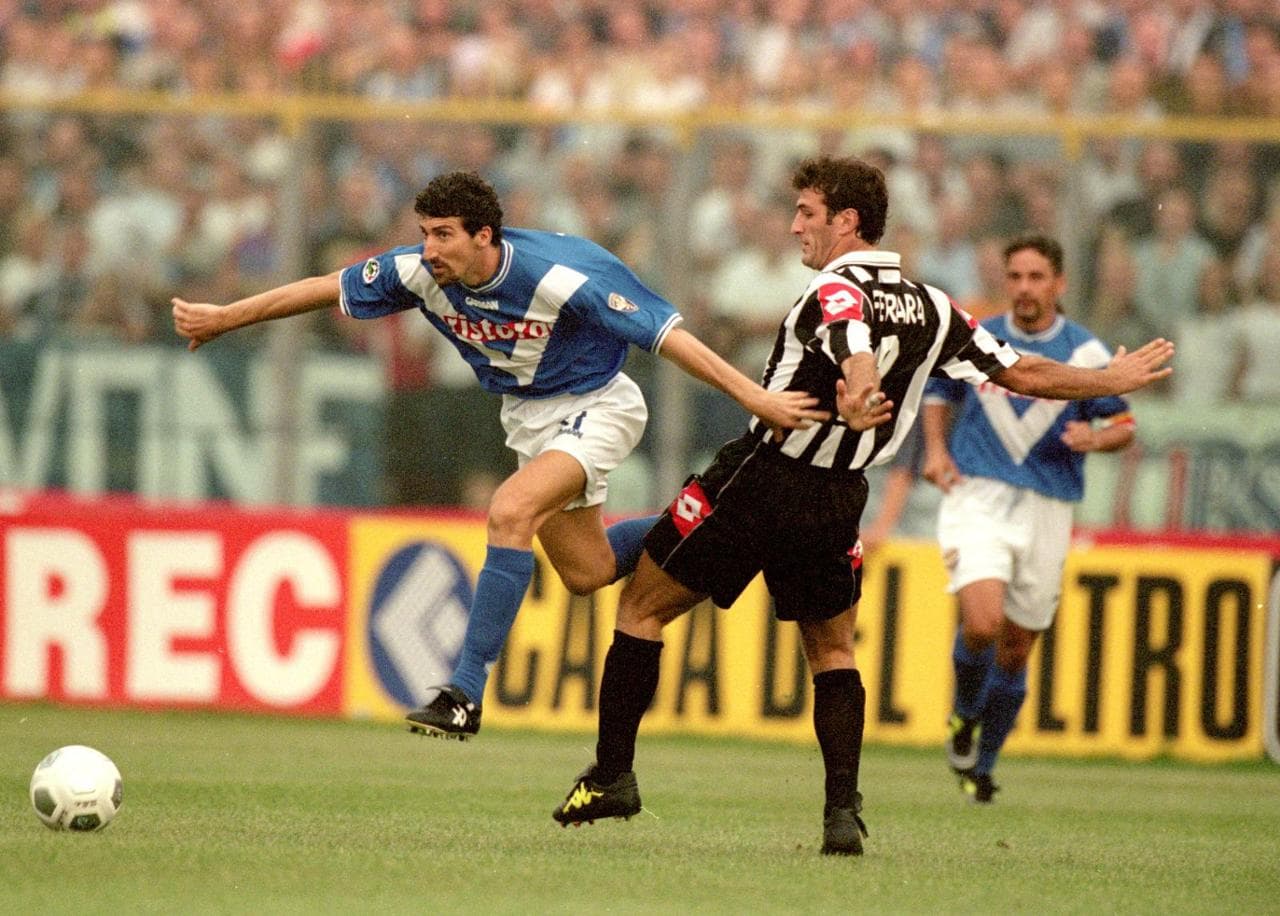 Hubner affronta Ferrara in un Brescia-Juventus di Coppa Italia. Sullo sfondo Baggio