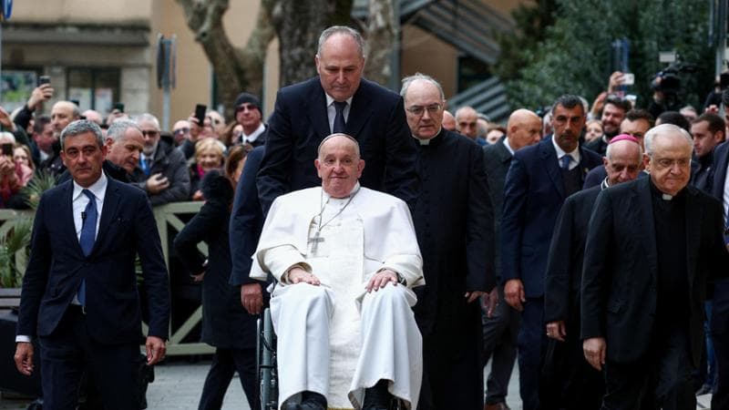 Superata l’influenza: Francesco visita una parrocchia romana, legge il discorso e confessa i fedeli