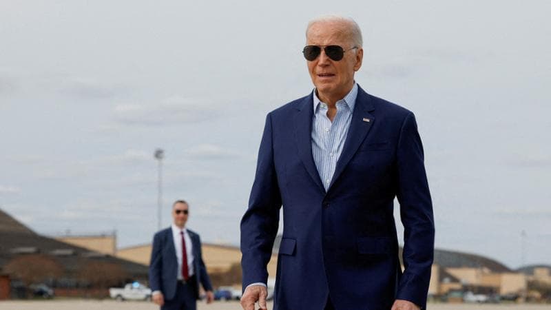 Biden che balbetta e inciampa negli scalini: l’ultimo colpo basso della campagna di Trump contro il presidente