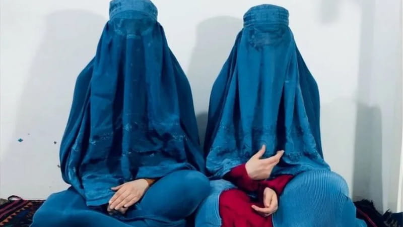 Afghanistan, la protesta delle sorelle senza volto contro i Talebani: cantano da sotto il burqa e diventano virali